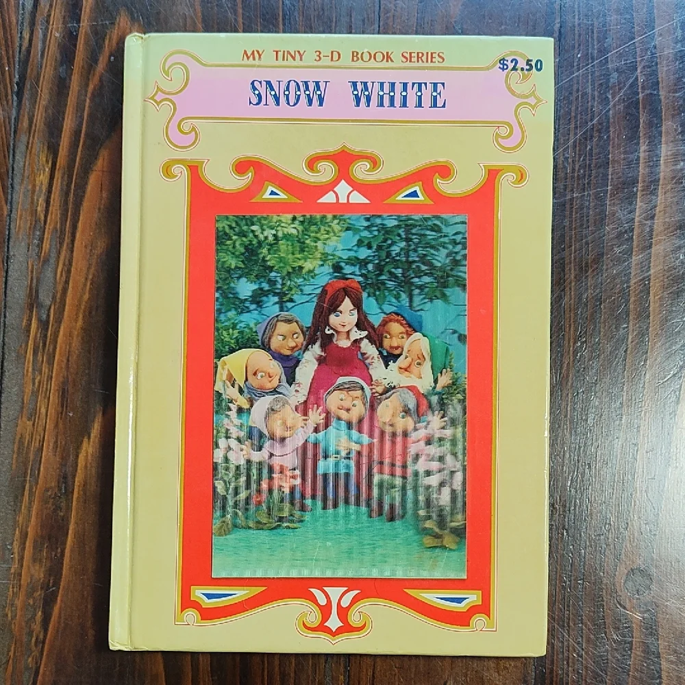 Vintage Disney Snow White 3-D Book - Cream and Red Collector